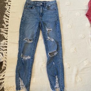 AMERICAN EAGLE RIPPED JEANS